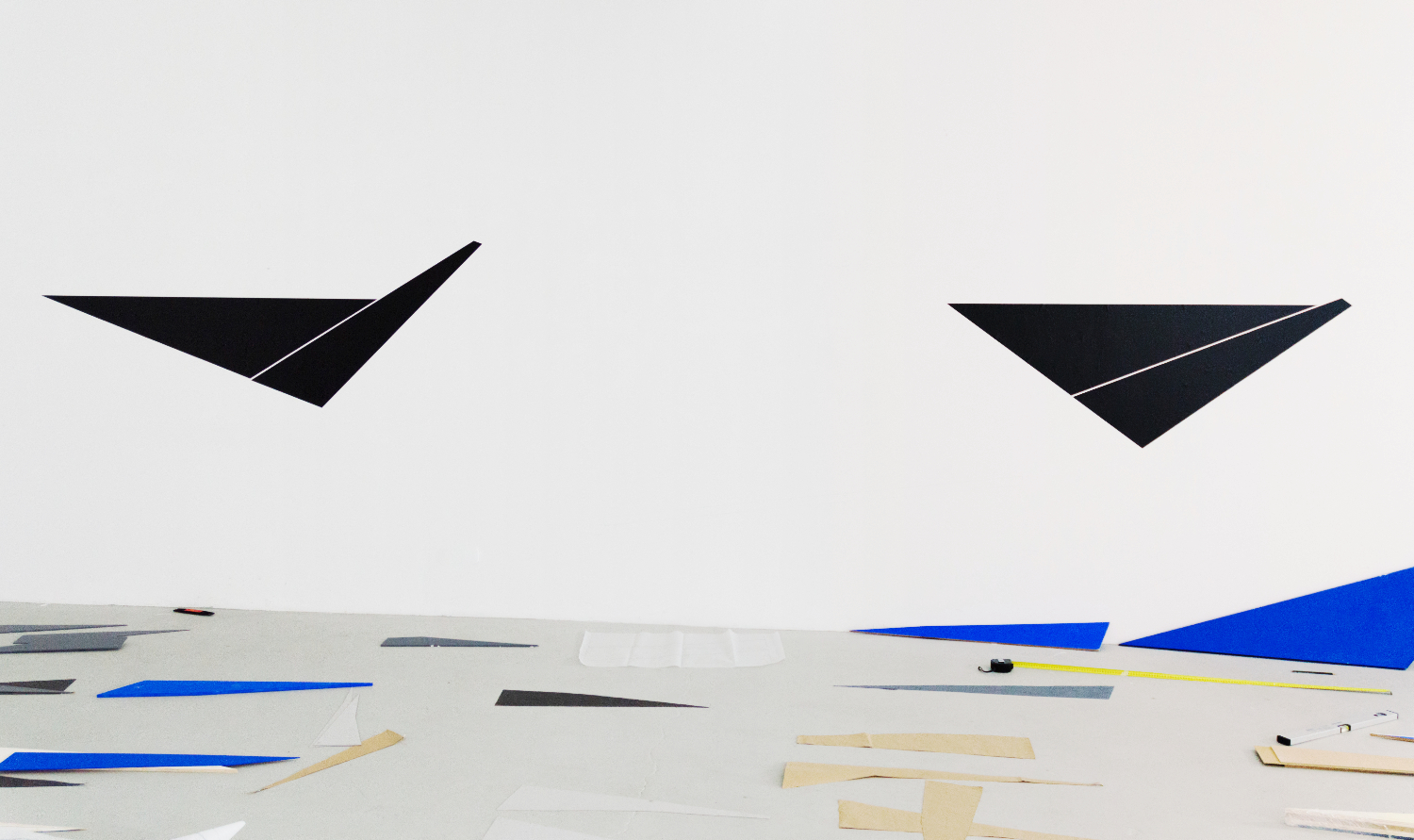 Wahida Azhari, Atelier Arbeitsansicht mit zwei schwarzen Formen