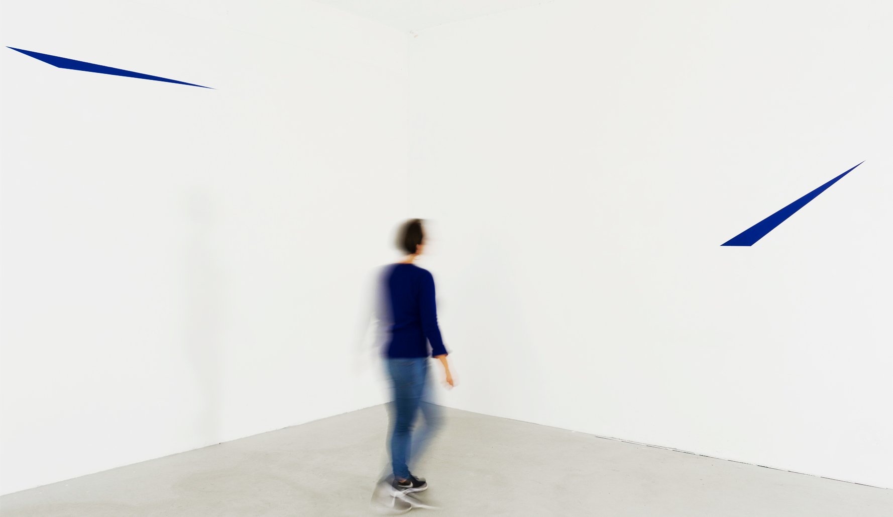 Wahida Azhari im Atelier zwischen zwei blauen Formen