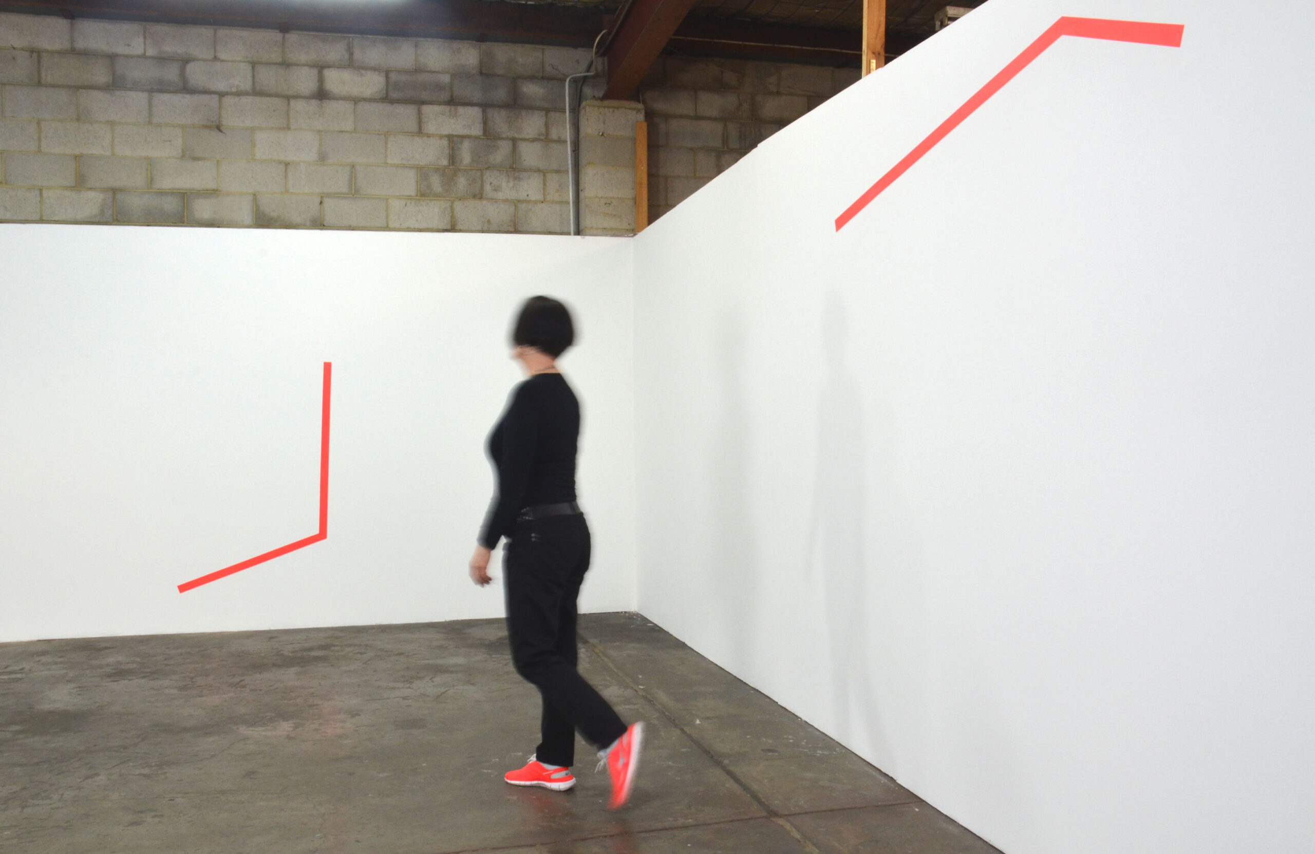 Wahida Azhari zwischen zwei roten Linien, kr_2014_011, Sydney, Australien