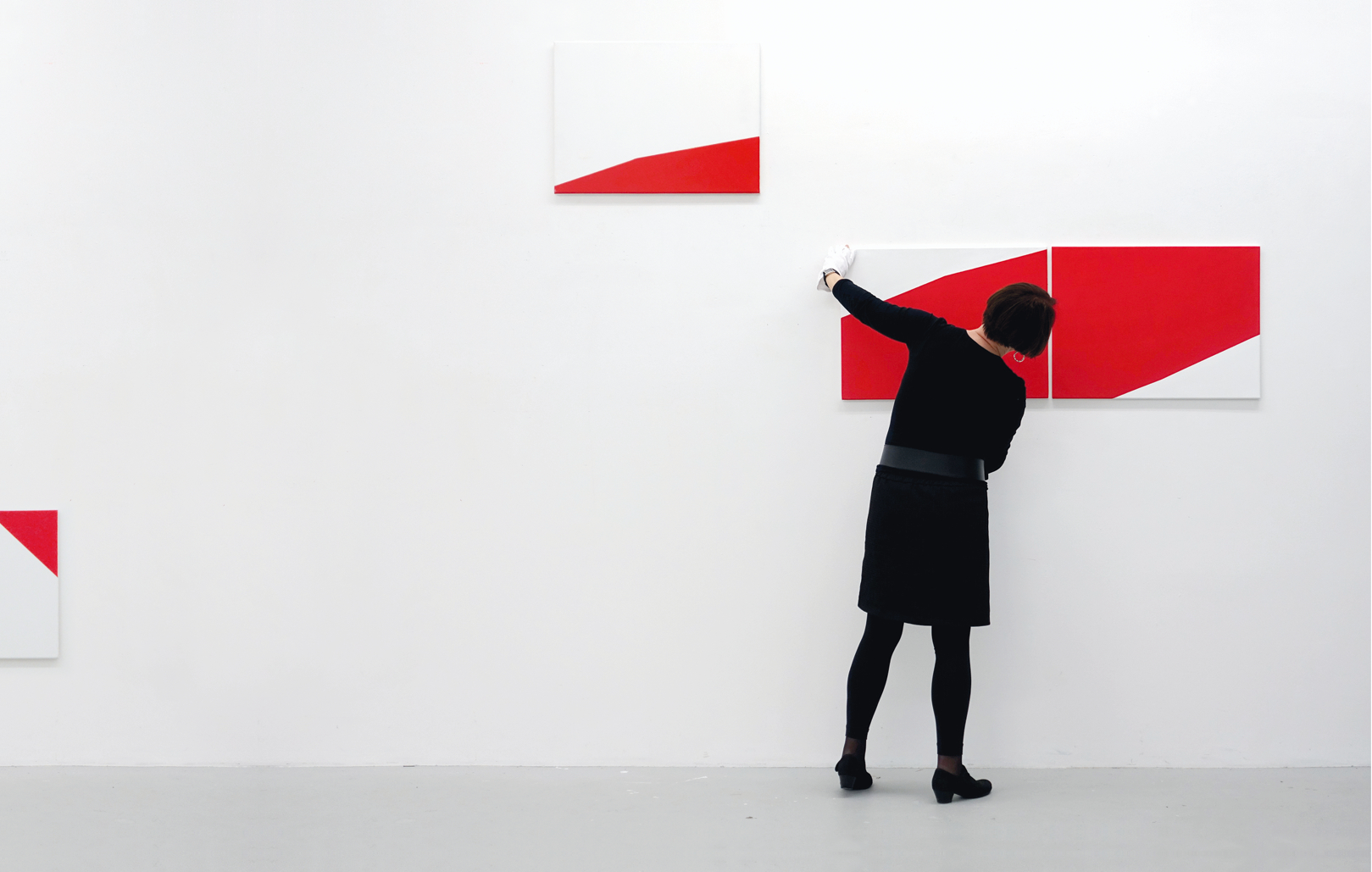 Wahida Azhari im Atelier mit weiss-roten Elementen