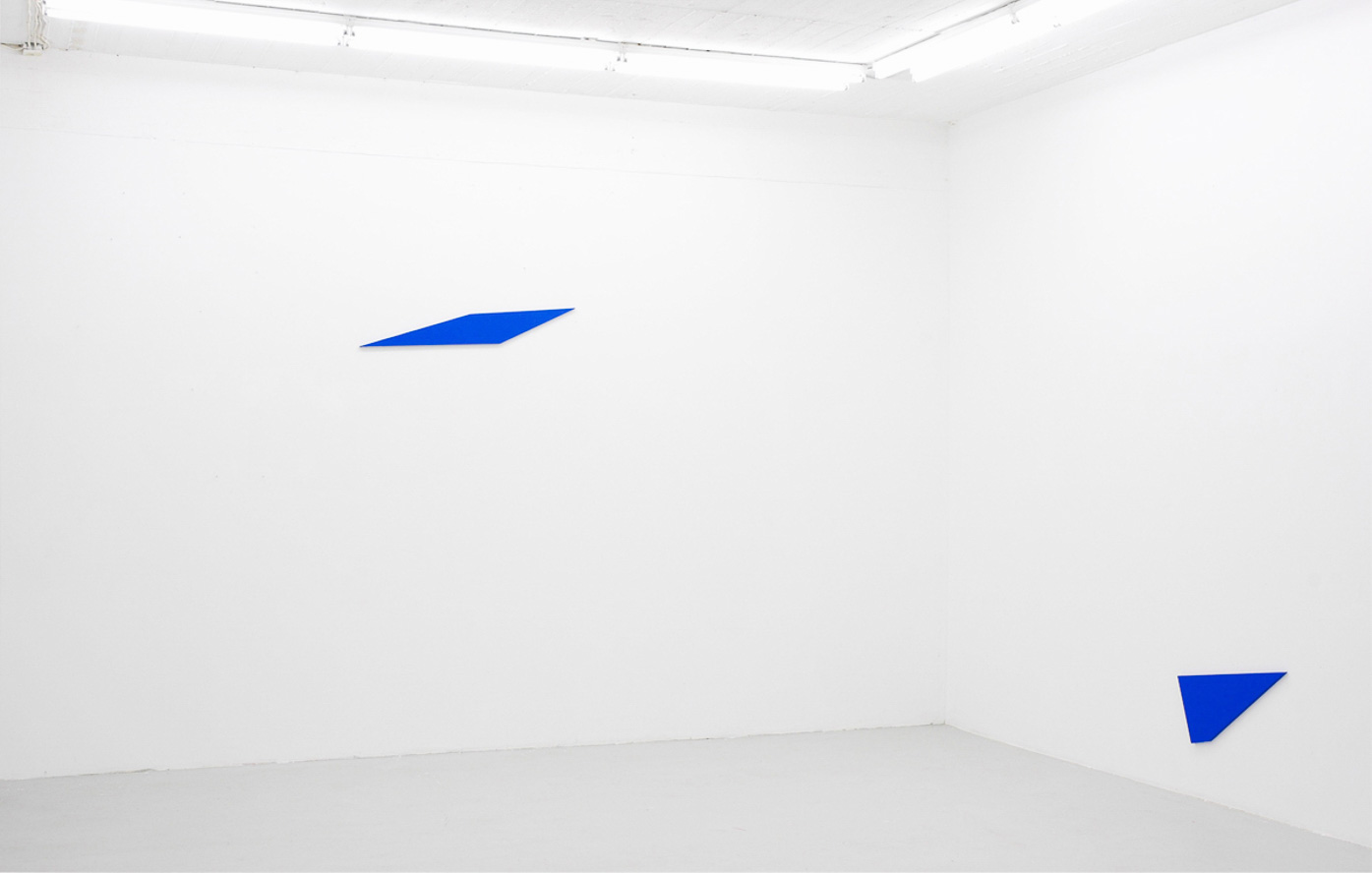 Wahida Azhari, Konstellation 08_005, zwei blaue Formen