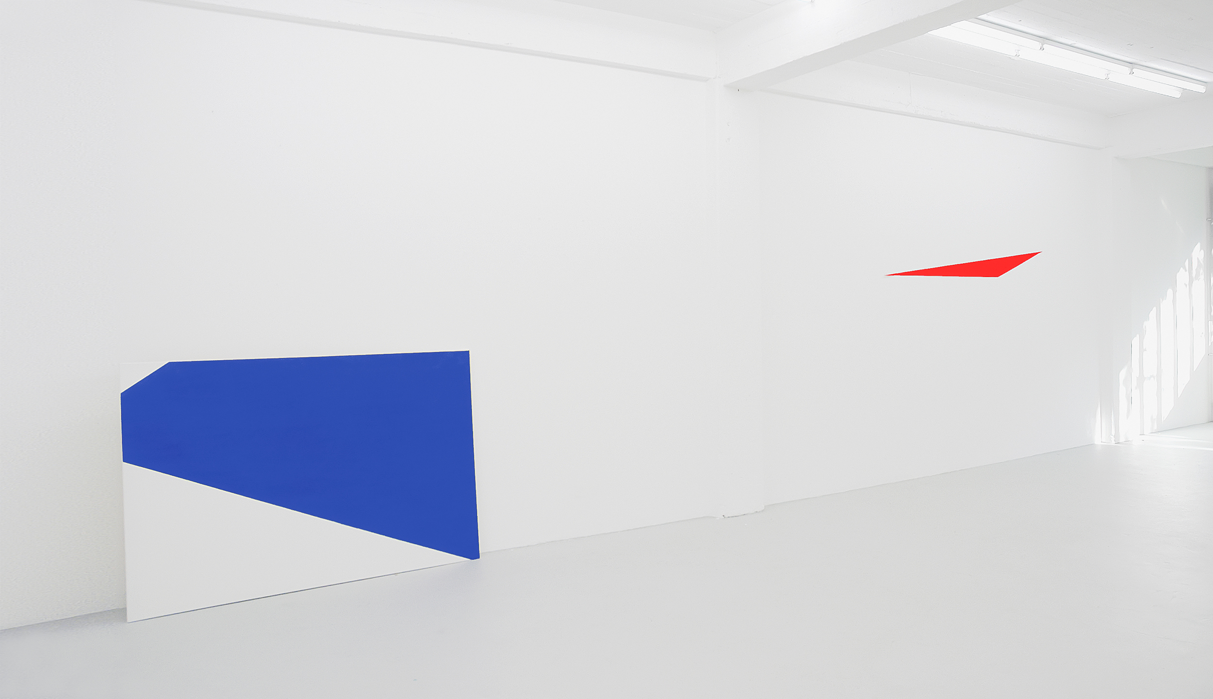 Wahida Azhari, Konstellation 06_003, grosse blaue und kleine rote Form